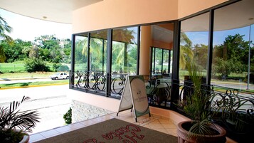 Breakfast and lunch served, international cuisine