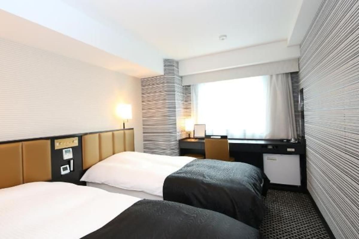 Premium bedding, down comforters, desk, blackout drapes