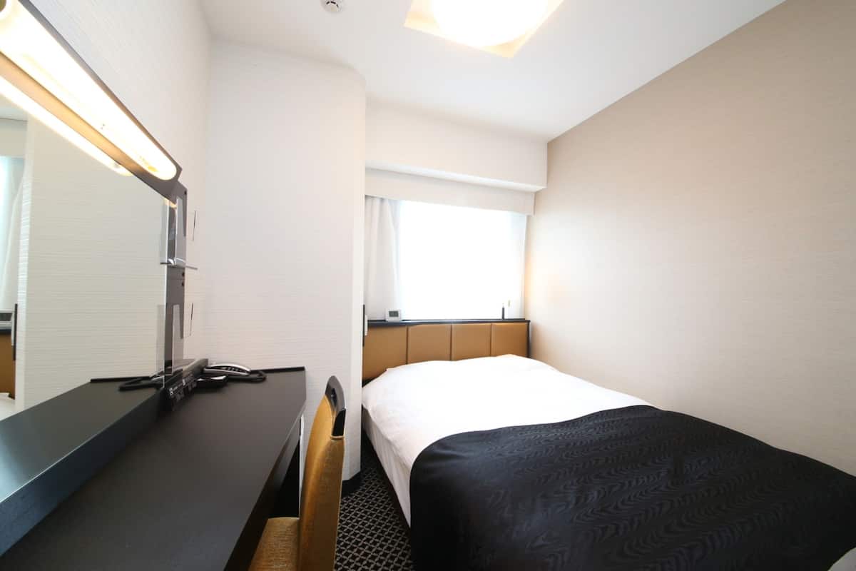 Premium bedding, down duvets, desk, blackout curtains