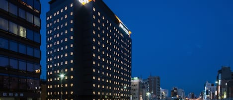 Voorkant accommodatie - avond/nacht
