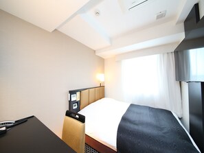 Premium bedding, down comforters, desk, blackout drapes - APA Hotel Sugamo Ekimae (Tokyo)