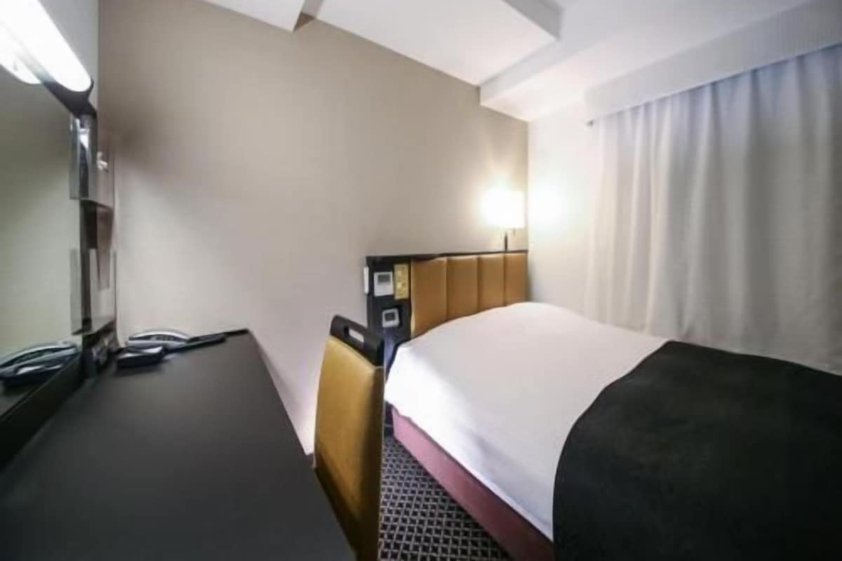 Premium bedding, down comforters, desk, blackout drapes