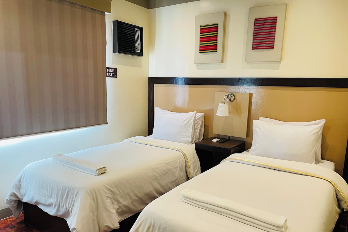 Deluxe Room, 2 Twin Beds | Minibar, WiFi (free), bed sheets