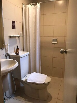 Deluxe Room, 1 Double Bed | Bathroom | Shower, rainfall showerhead, free toiletries, bidet - Baguio Holiday Villas (Baguio)