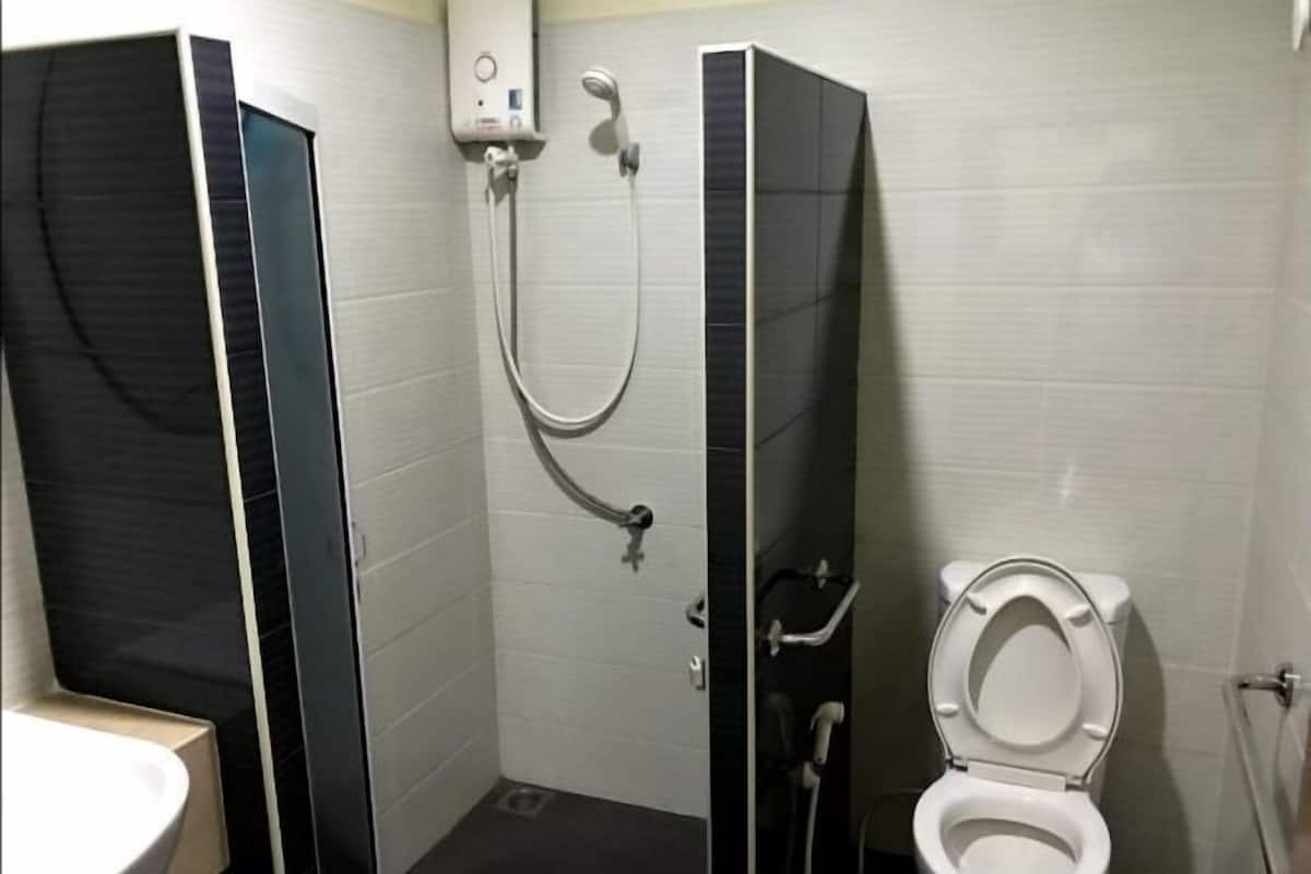 Dusche, kostenlose Toilettenartikel, Handtücher