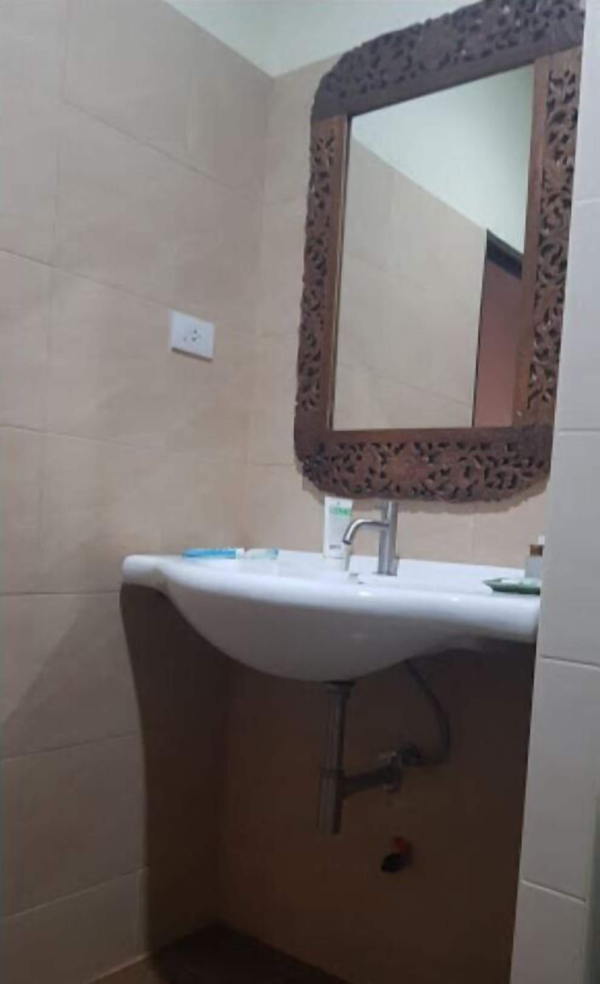 Shower, perlengkapan mandi gratis,  dan handuk