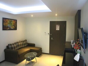 32-inch LCD TV with cable channels, TV