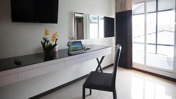 Minibar, caixa forta a l'habitació, escriptori i cortines opaques