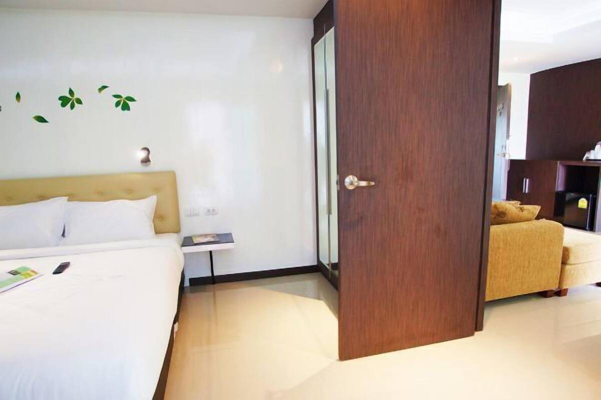 Minibar, caja fuerte, escritorio y cortinas opacas