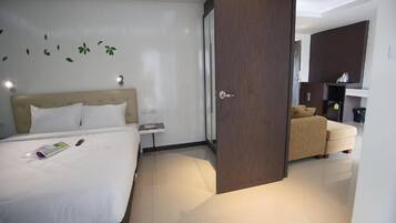 Minibar, coffres-forts dans les chambres, bureau, rideaux occultants