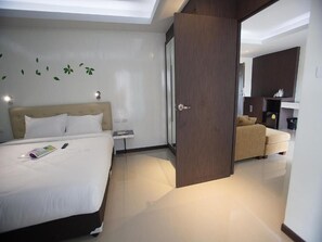 มินิบาร์, ตู้นิรภัยในห้องพัก, โต๊ะทำงาน, ผ้าม่านกันแสง
