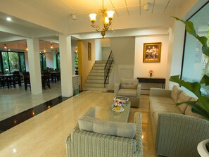 Lobby sitting area - De Ville Nakhon (Nakhon Si Thammarat)