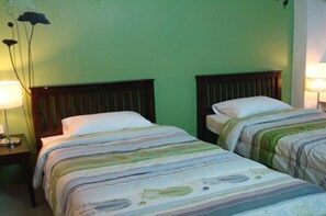 Desk, blackout curtains, rollaway beds, free WiFi - Green Place Guest House (Nakhon Si Thammarat)