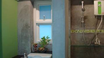 Shower, free toiletries, towels