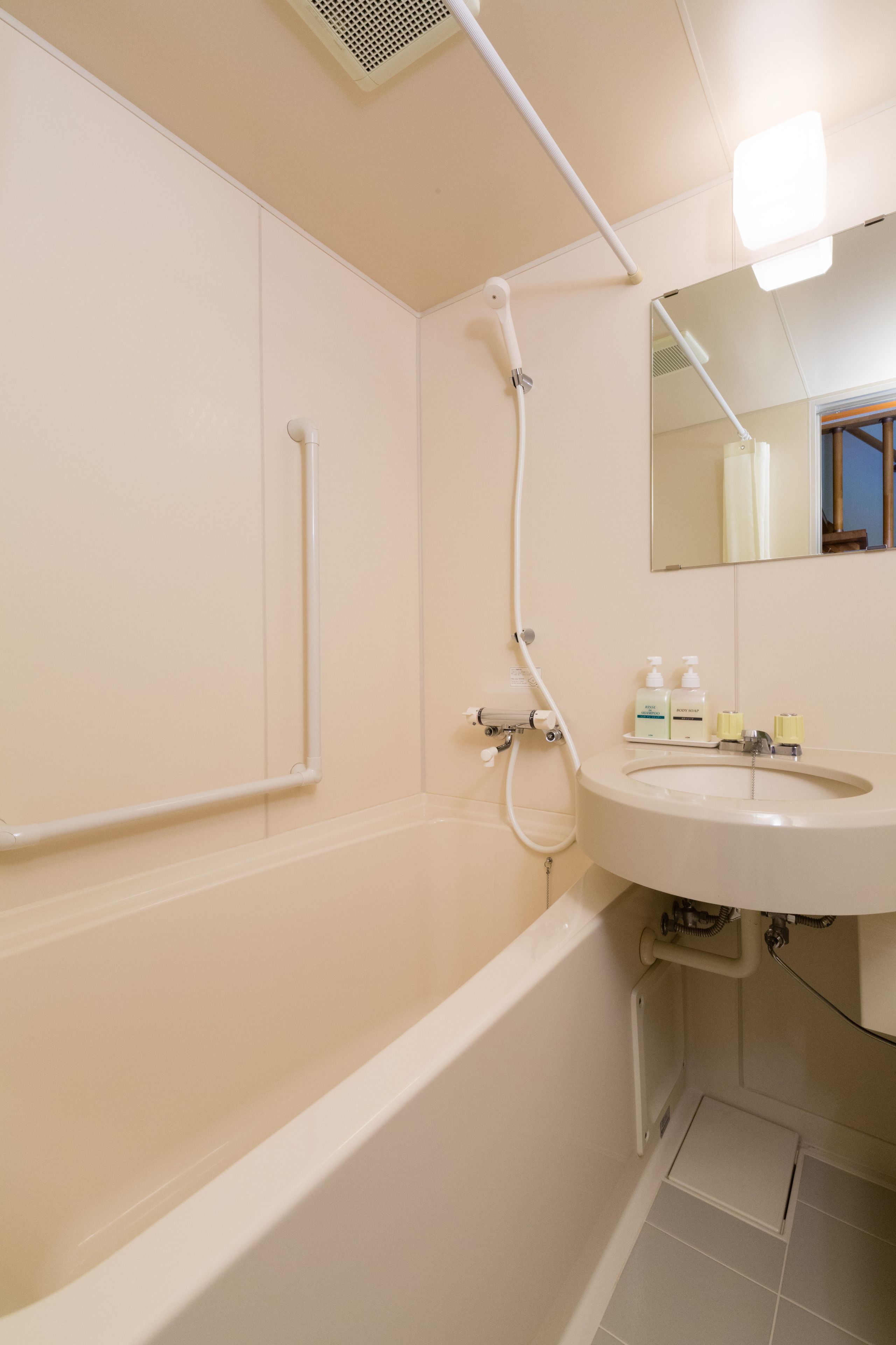 combined shower/bathtub, deep-soaking bathtub, free toiletries