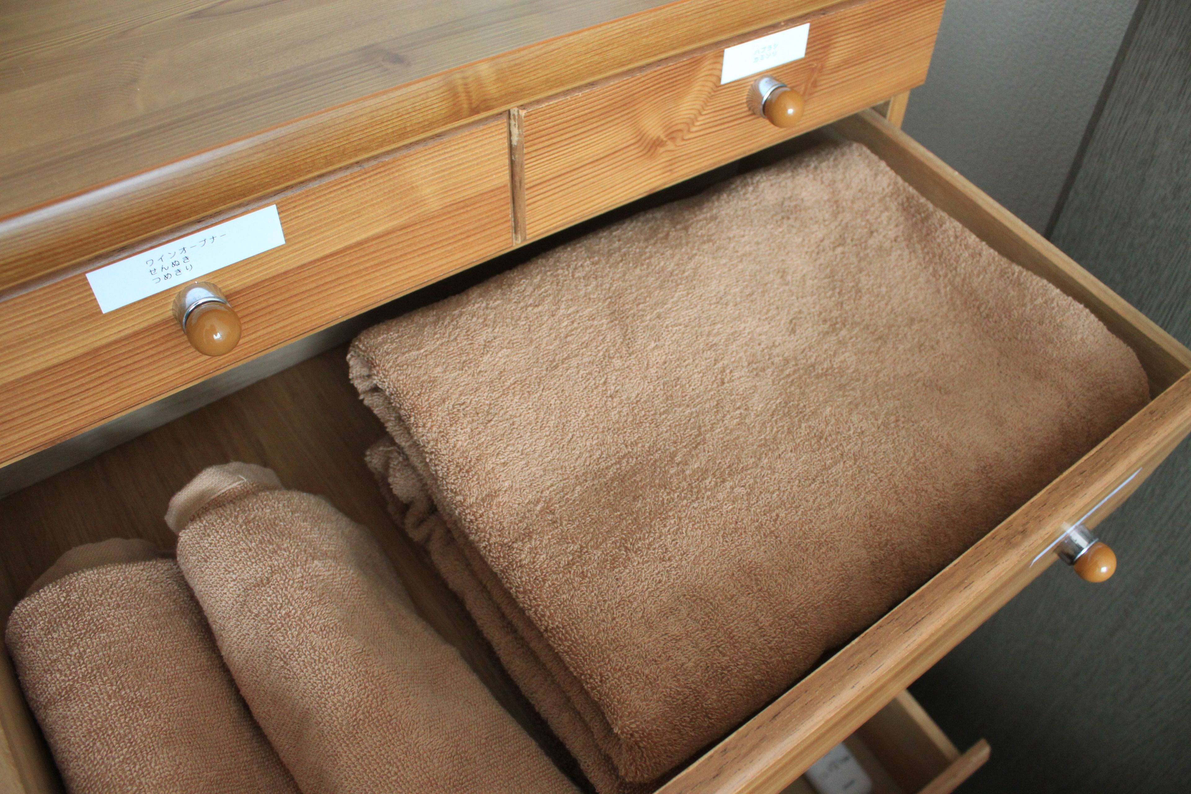 combined shower/bathtub, deep-soaking bathtub, free toiletries