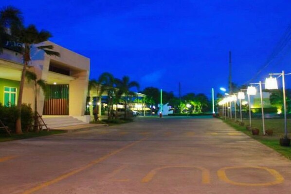 Front of property – evening/night - Ravadee Hotel (Nakhon Si Thammarat)