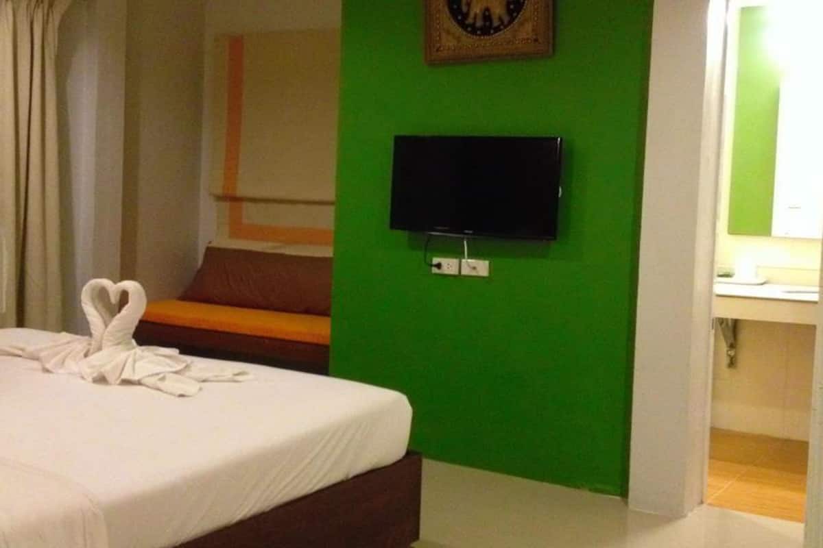 VIP Room | Minibar, desk, blackout drapes, rollaway beds