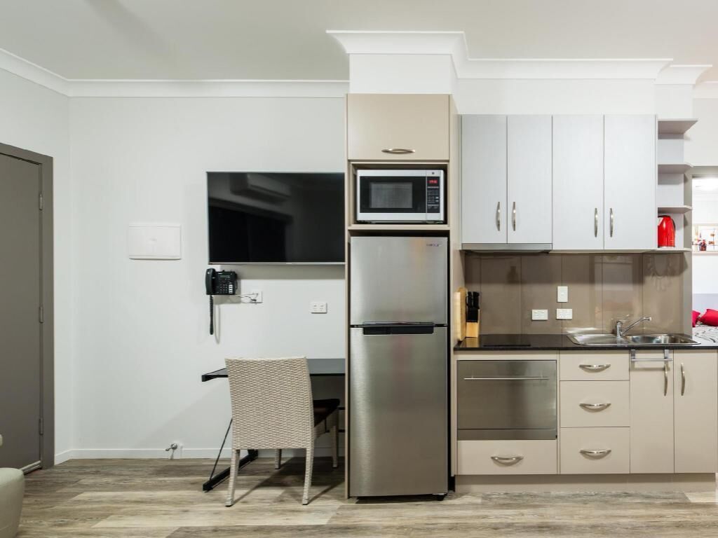 Private kitchen | Full-size fridge, microwave, oven, stovetop