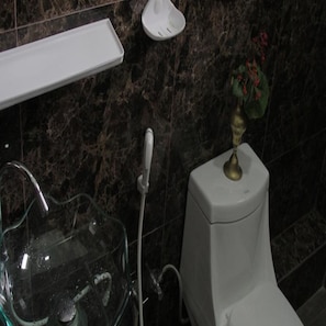 Chambre Standard | Salle de bain | Douche, articles de toilette gratuits, serviettes fournies