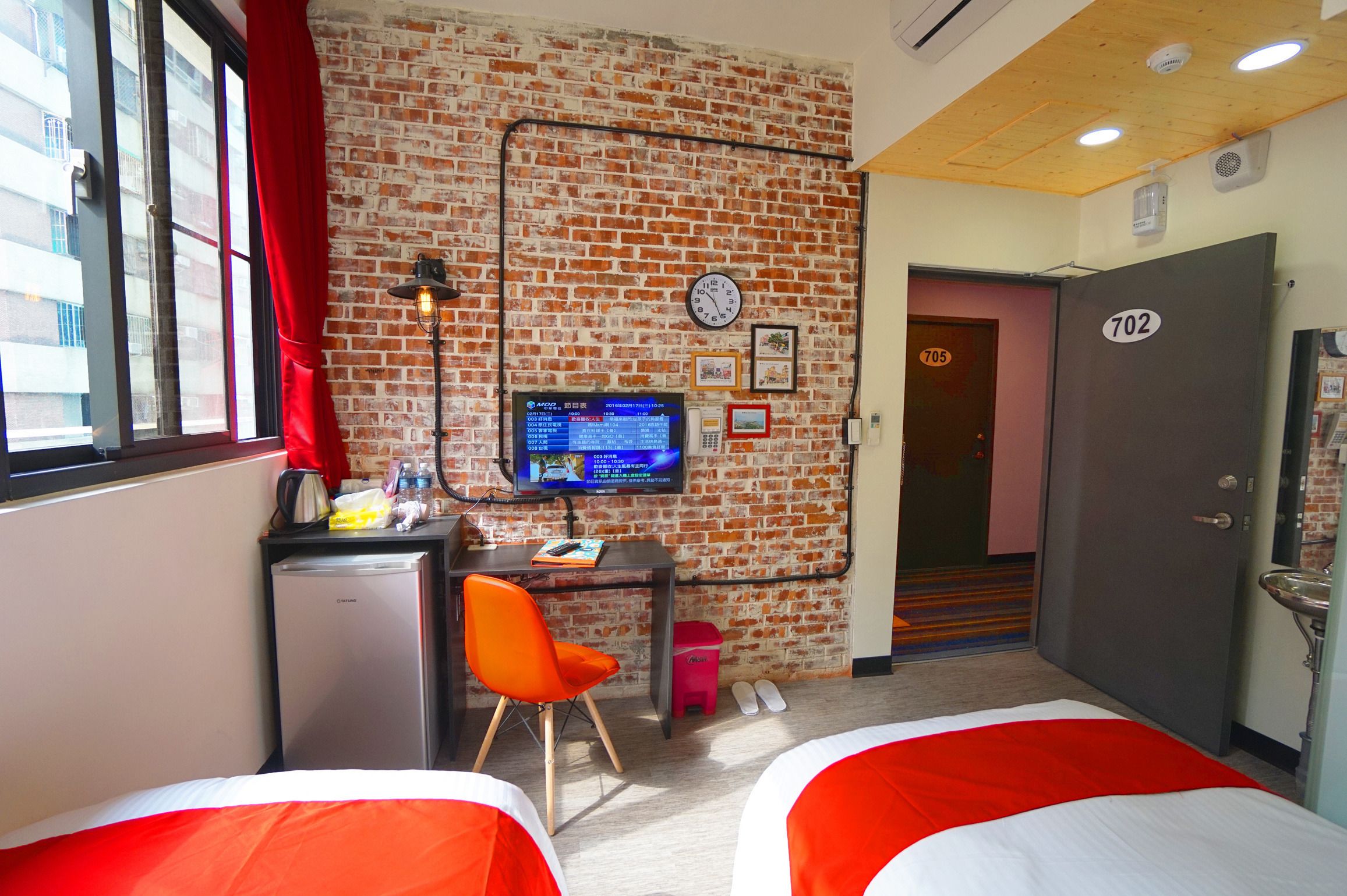 deluxe twin room | premium bedding, down duvets, desk, soundproofing