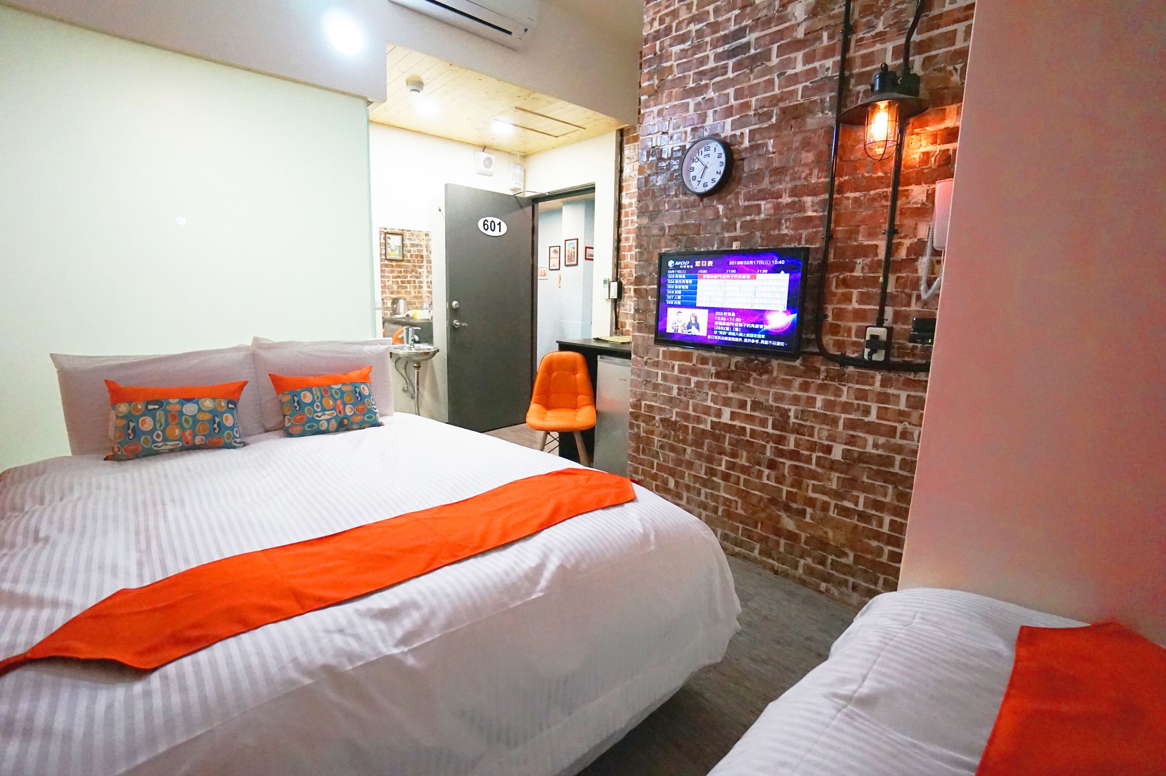 deluxe quadruple room | premium bedding, down duvets, desk, soundproofing