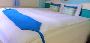 Premium bedding, down comforters, desk, soundproofing - LaiChiTe Hotel Love River (Kaohsiung)