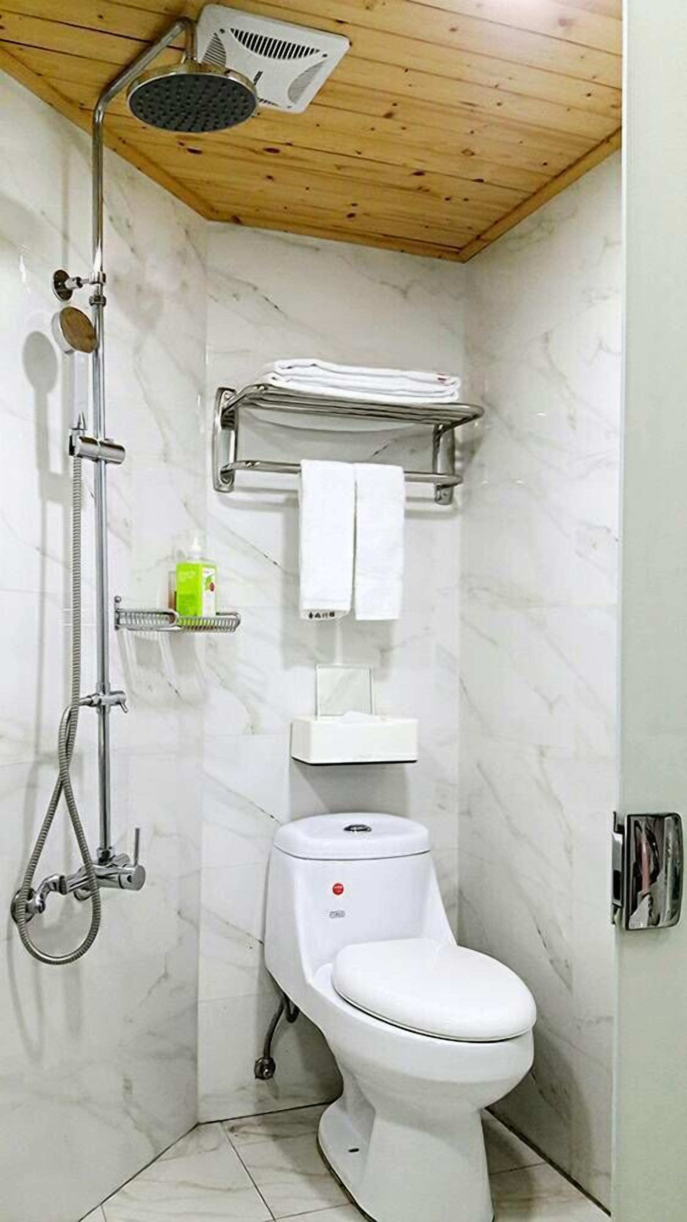 shower, rainfall showerhead, free toiletries, hair dryer