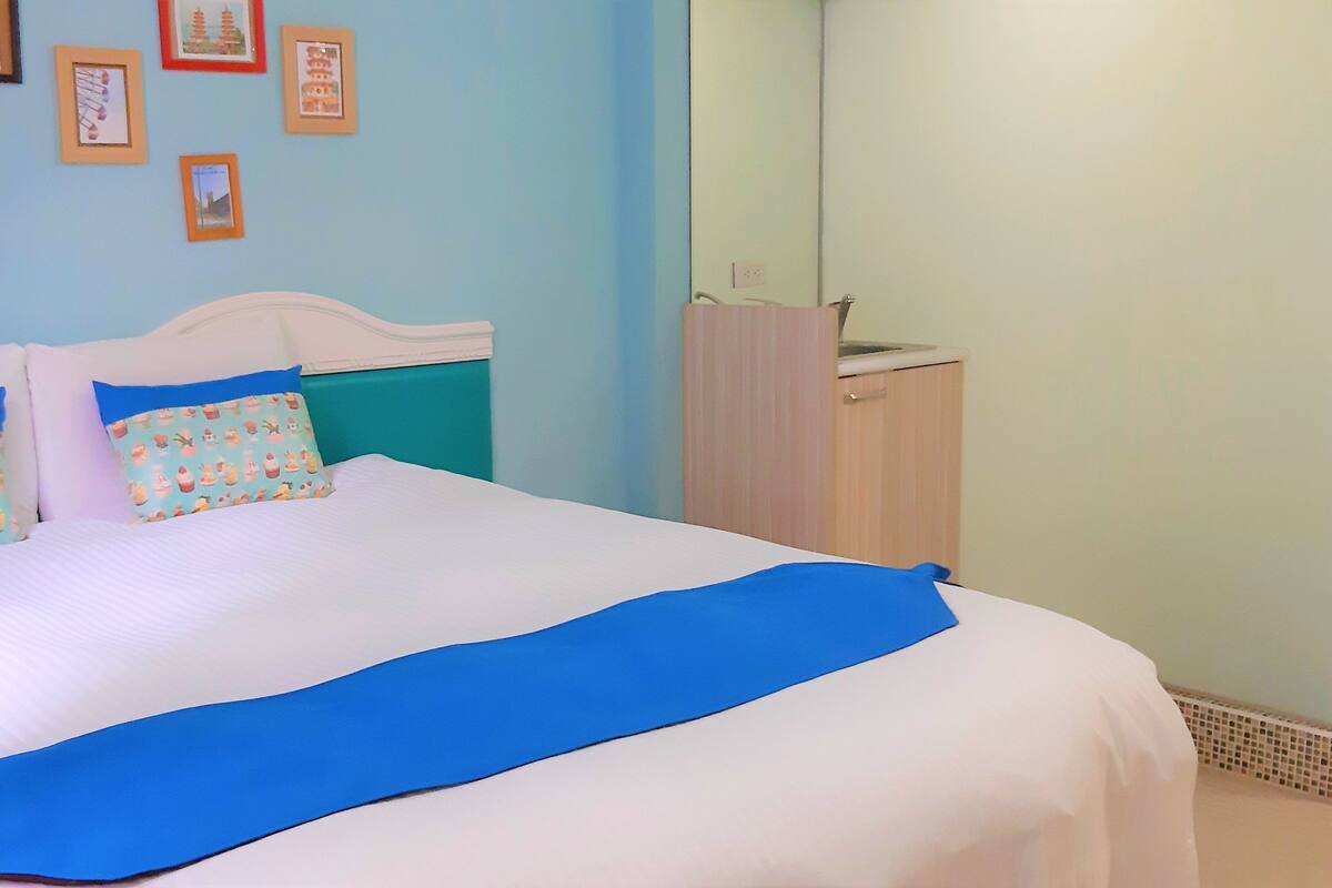 Premium bedding, down duvets, desk, soundproofing