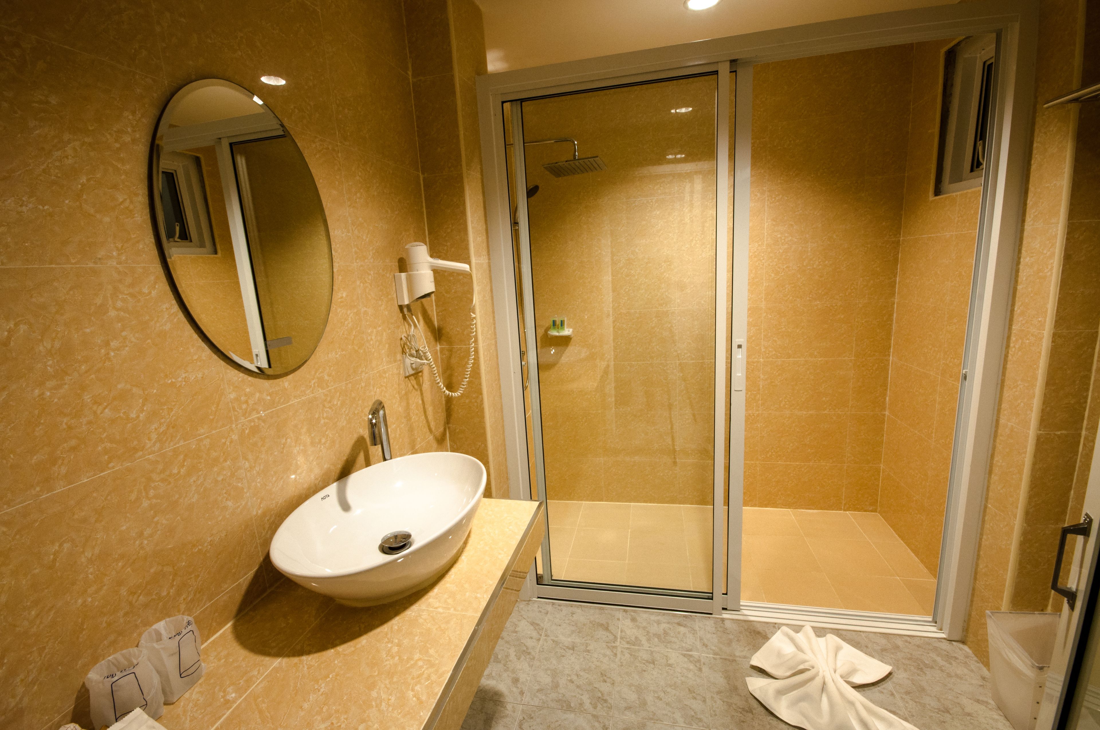 shower, rainfall showerhead, free toiletries, hair dryer