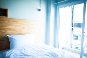 Desk, laptop workspace, blackout curtains, soundproofing - KENCOZY accommodation (Bangkok)