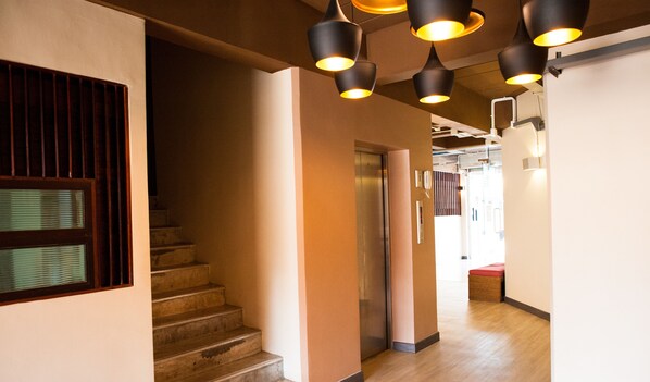 Lobby sitting area - KENCOZY accommodation (Bangkok)