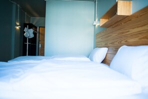 Desk, laptop workspace, blackout curtains, soundproofing - KENCOZY accommodation (Bangkok)