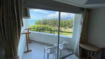 华丽客房 | 高档床上用品、迷你吧、客房内保险箱、办公桌