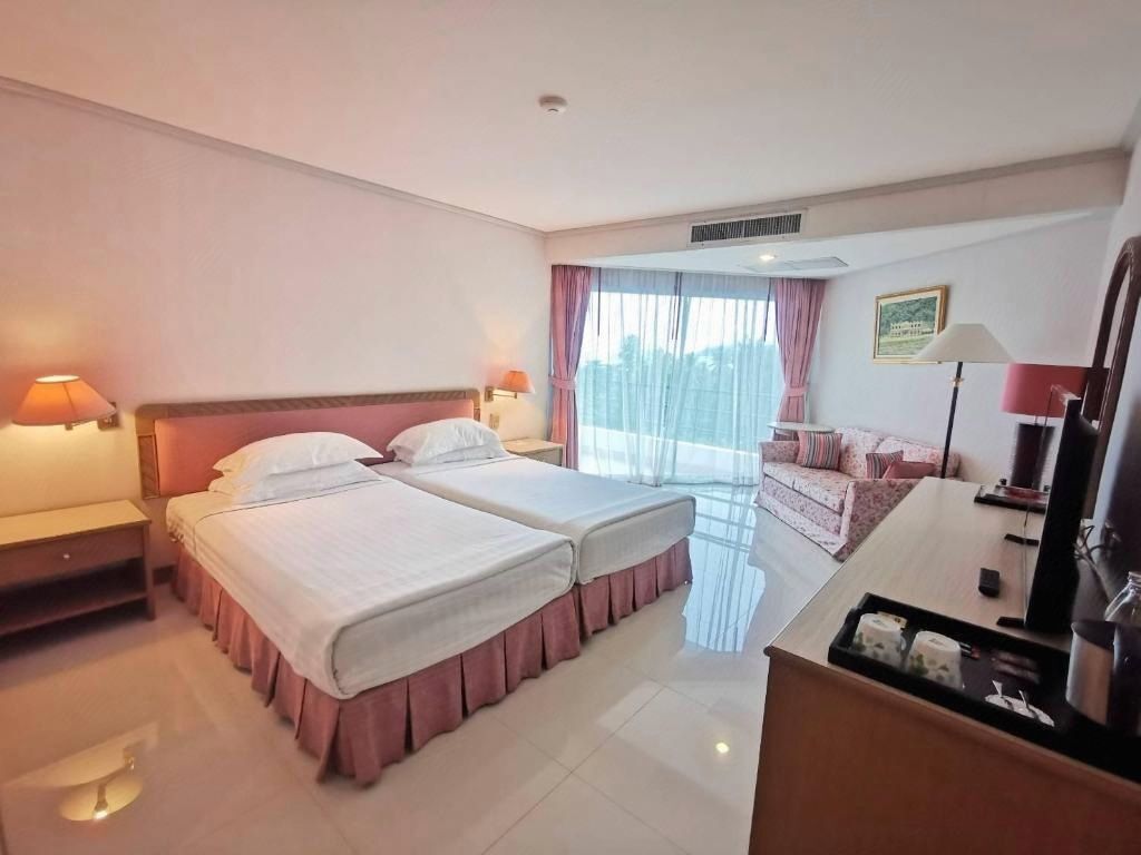 Bộ đồ giường cao cấp, minibar, két bảo mật tại phòng, bàn 