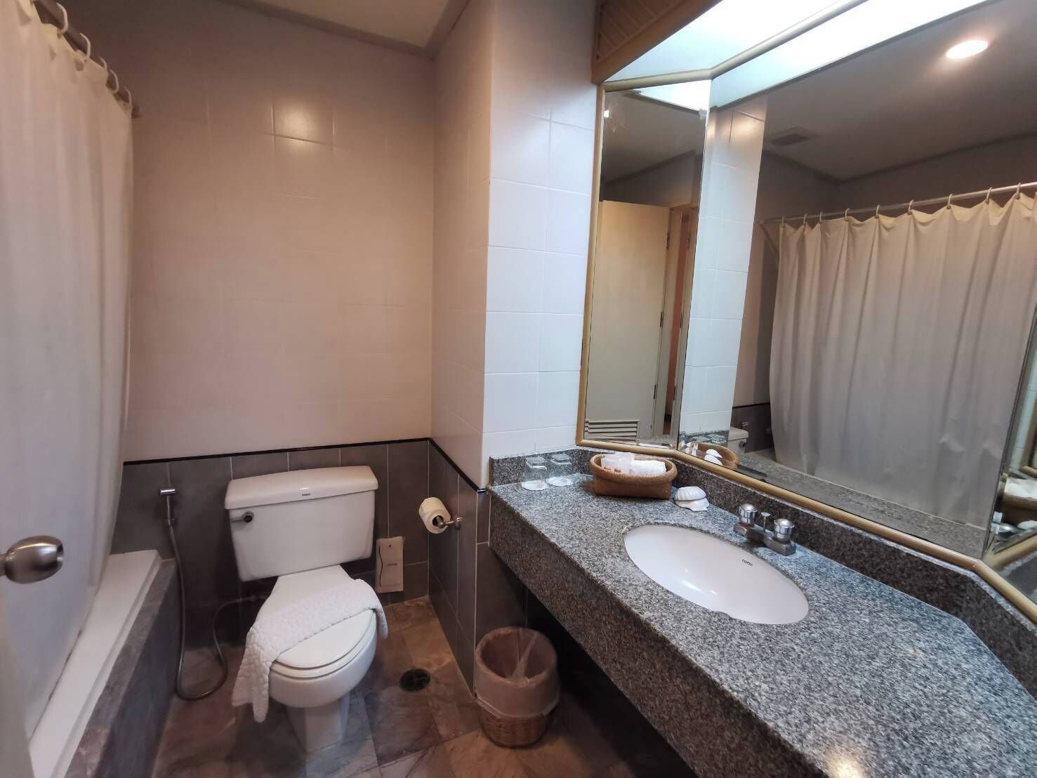 Combined shower/bathtub, deep-soaking bathtub, free toiletries