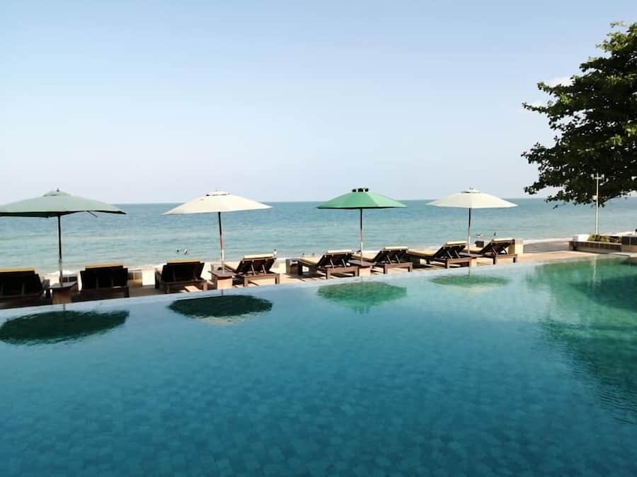 Piscina externa, guarda-sóis, espreguiçadeiras