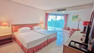 Deluxe Room | Premium bedding, minibar, in-room safe, desk