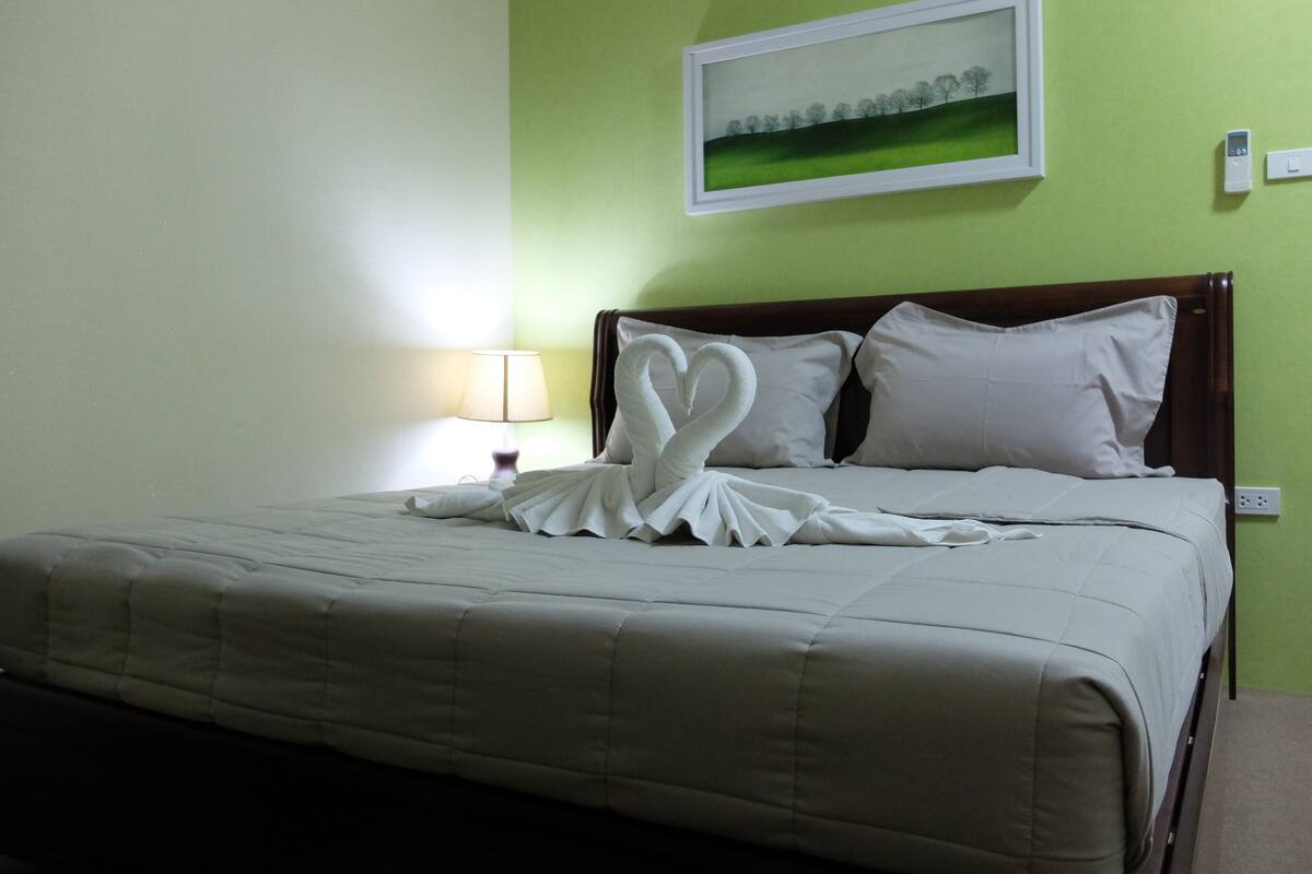 Desk, rollaway beds, free WiFi
