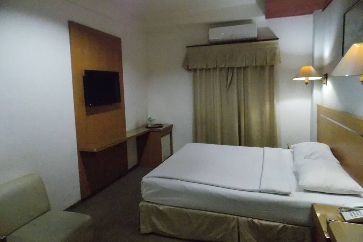 Escritorio, espacio para trabajar con un portátil, cortinas opacas