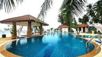 Hồ bơi ngoài trời, ghế dài tắm nắng