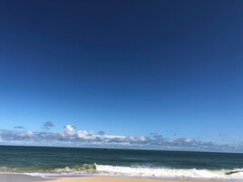 På stranden, solstolar, strandbarer och kajakpaddling
