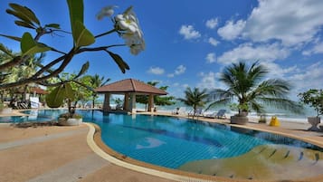 Una piscina al aire libre, tumbonas