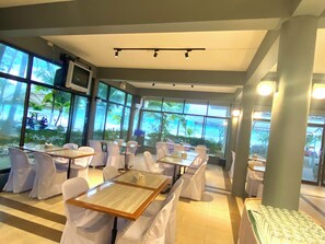 Breakfast, lunch, dinner served; seafood, beach views - Alongkot Beach Resort Khanom (Khanom)