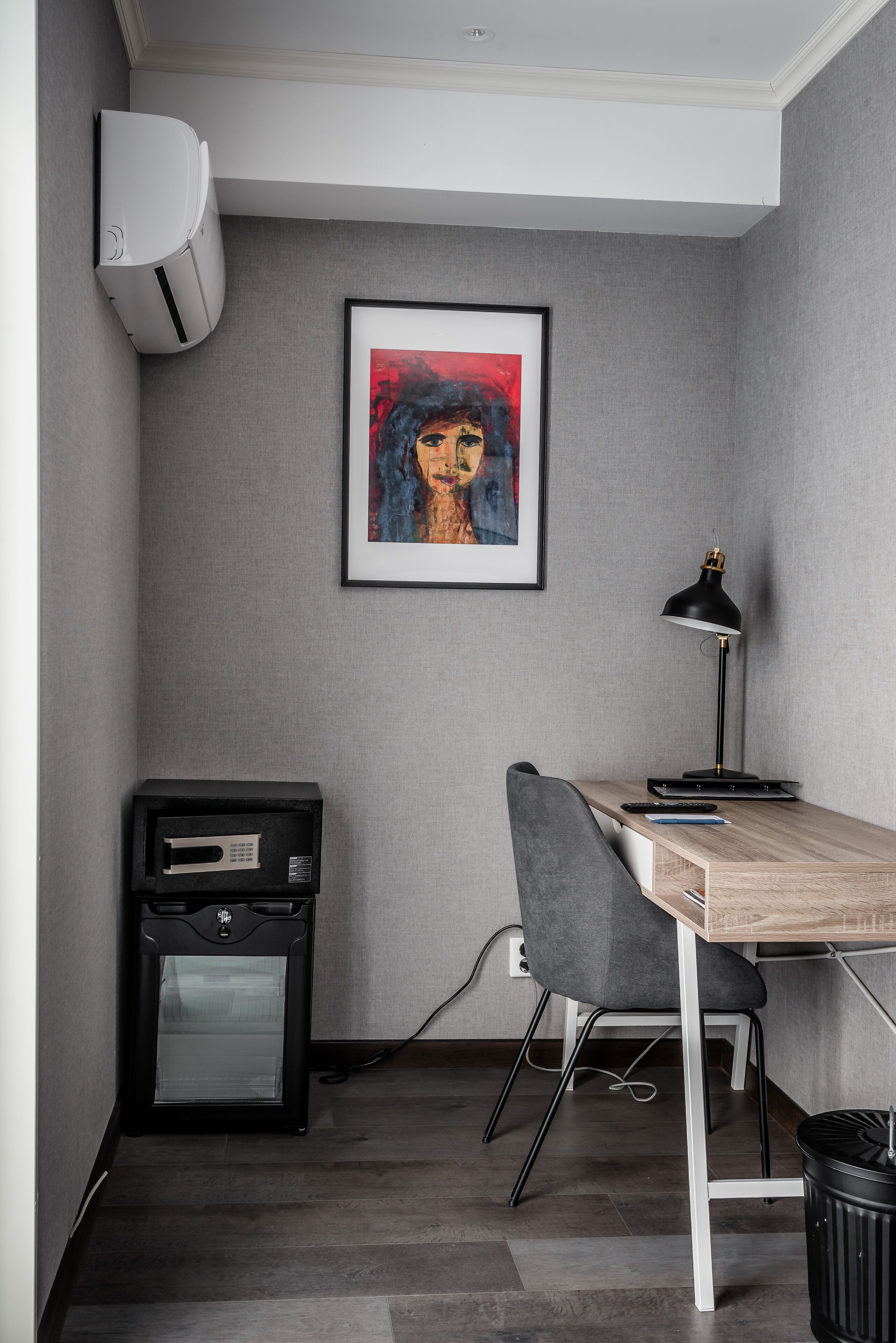 1 bedroom, desk, blackout curtains, free cots/infant beds