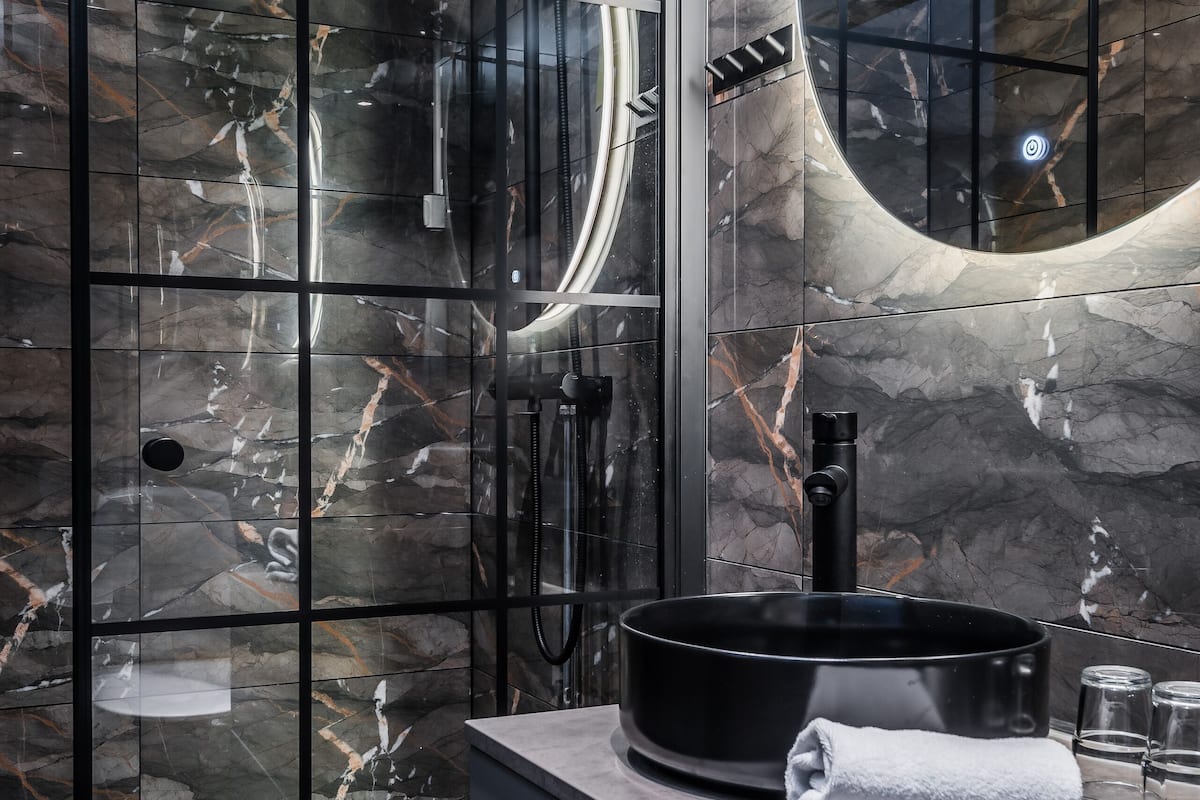 standard room, 1 king bed, non smoking | bathroom | shower, free toiletries, hair dryer, towels