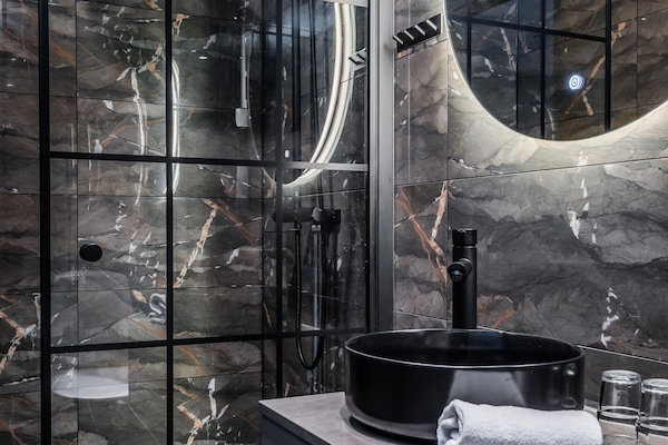 Habitación estándar, 1 cama de matrimonio grande, no fumadores | Baño | Ducha, artículos de higiene personal gratuitos y secador de pelo