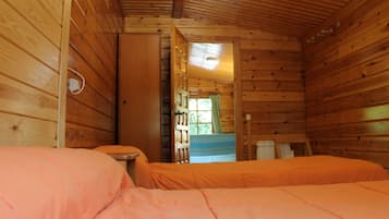 Bungalow, 2 Bedrooms | Premium bedding, soundproofing, free cribs/infant beds, free WiFi