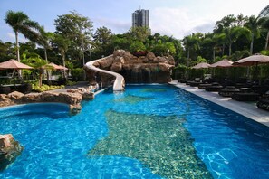 Hồ bơi ngoài trời