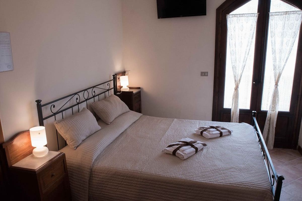 Double Room | Minibar, in-room safe, iron/ironing board, free WiFi